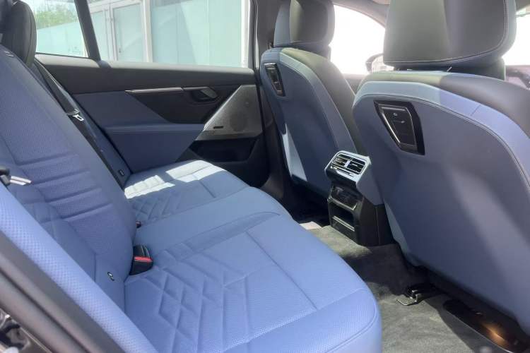 Used BMW i5 2024 eDrive 35L Luxury Model with M Sport Package Interior 8