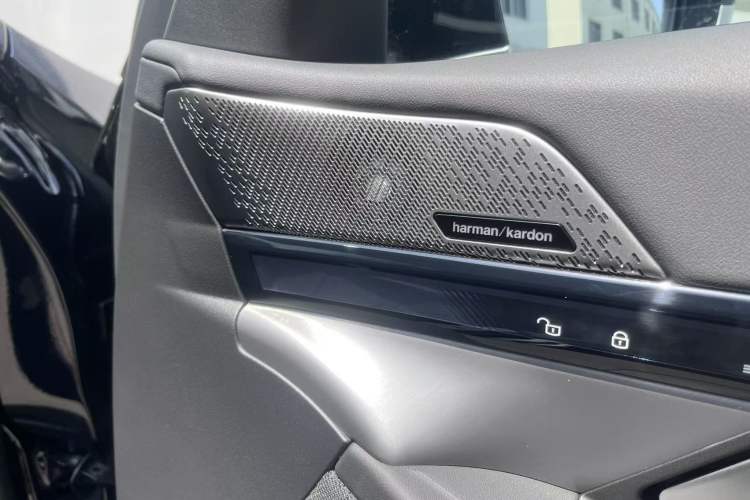 Used BMW i5 2024 eDrive 35L Luxury Model with M Sport Package Interior 9