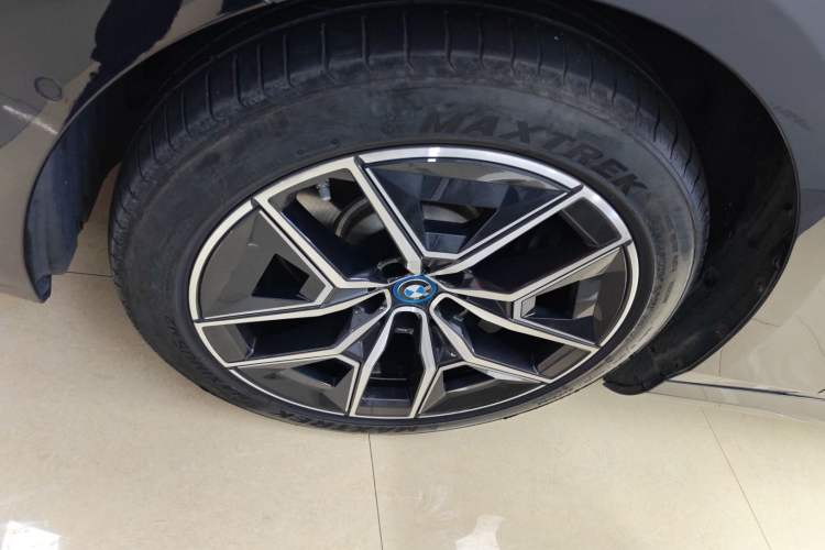 Used BMW i5 2024 eDrive 35L M Sport Package Left Front Wheel Hub