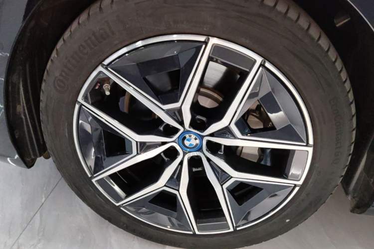 Used BMW i5 2024 eDrive 35L M Sport Package Left Front Wheel Hub