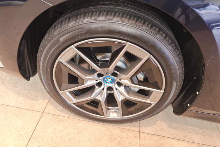 Used BMW i5 2024 eDrive 35L Luxury Package Left Front Wheel Hub