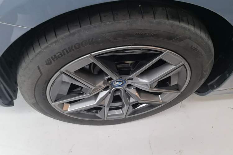 Used BMW i5 2024 eDrive 35L Prestige Luxury Package Left Front Wheel Hub