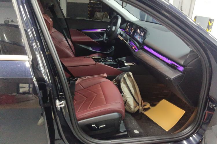 Used BMW i5 2024 eDrive 35L Luxury Package Right Front Seat