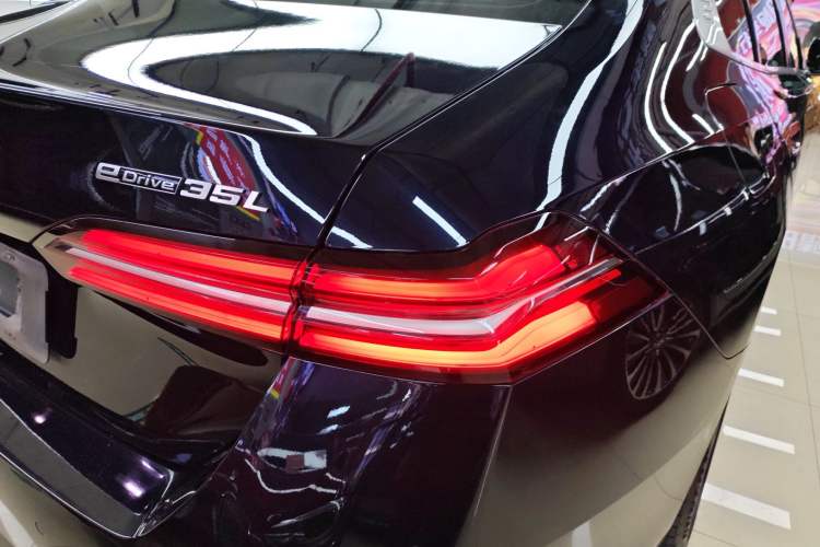 Used BMW i5 2024 eDrive 35L M Sport Package Right Rear Taillight