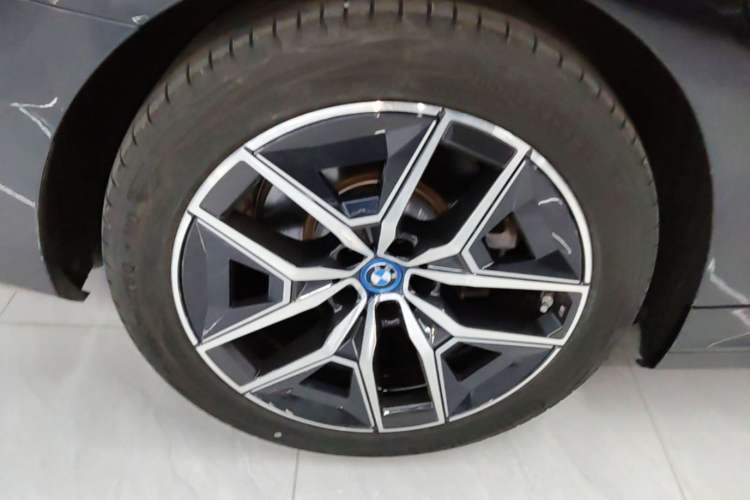 Used BMW i5 2024 eDrive 35L M Sport Package Right Rear Wheel Hub