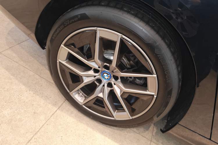 Used BMW i5 2024 eDrive 35L Luxury Package Right Rear Wheel Hub