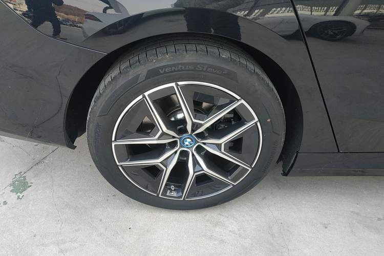 Used BMW i5 2024 eDrive 35L M Sport Package Right Rear Wheel Hub