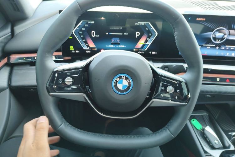Used BMW i5 2024 eDrive 35L Luxury Package Steering Wheel