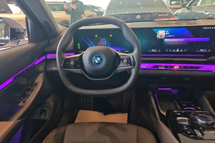 Used BMW i5 2024 eDrive 35L Luxury Package Steering Wheel
