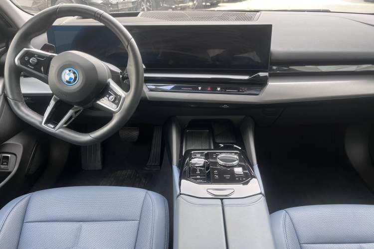 Used BMW i5 2024 eDrive 35L Prestige Luxury Package Steering Wheel