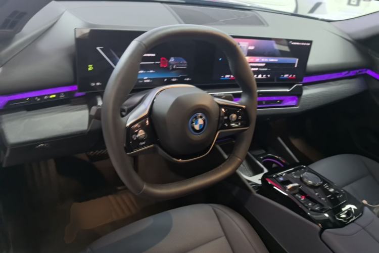 Used BMW i5 2024 eDrive 35L Prestige Luxury Package Steering Wheel