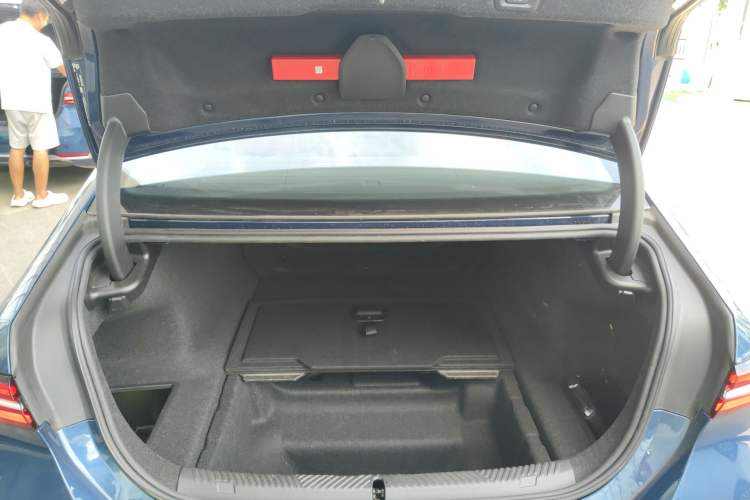 Used BMW i5 2024 eDrive 35L Luxury Package Trunk