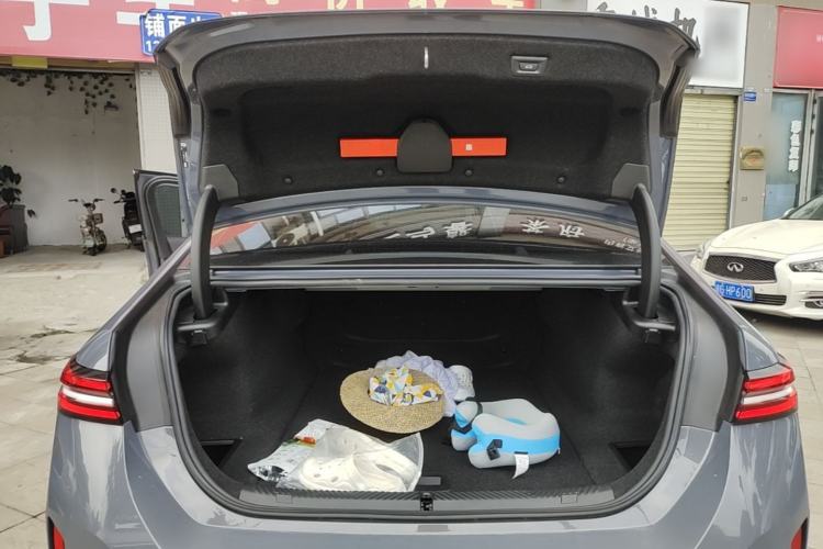 Used BMW i5 2024 eDrive 35L M Sport Package Trunk