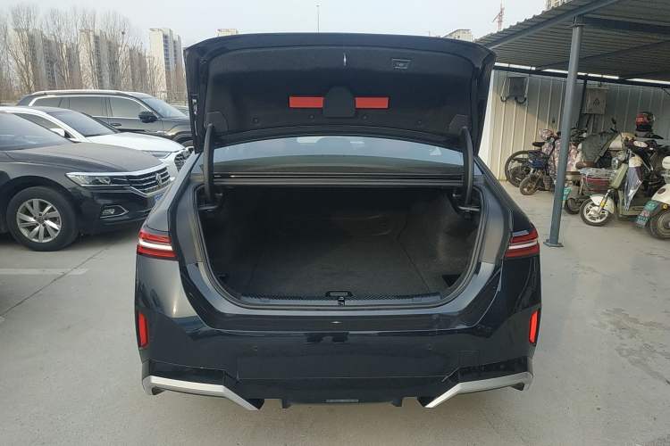 Used BMW i5 2024 eDrive 35L M Sport Package Trunk