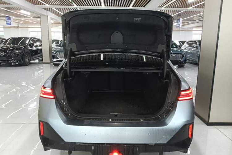 Used BMW i5 2024 xDrive M60 Trunk