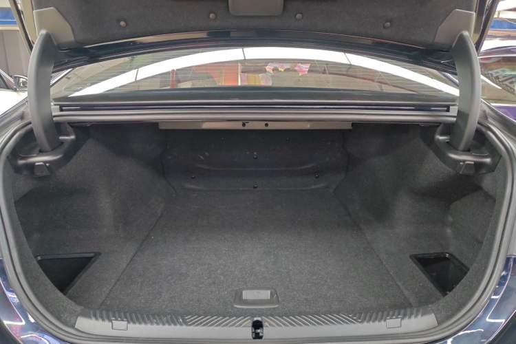 Used BMW i5 2024 eDrive 35L M Sport Package Trunk