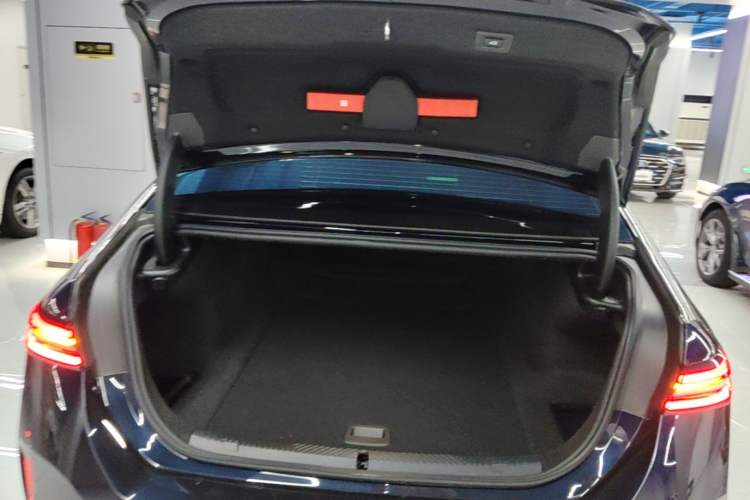 Used BMW i5 2024 eDrive 35L M Sport Package Trunk