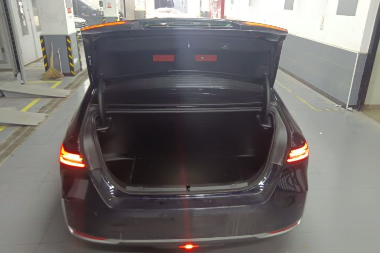 Used BMW i5 2024 eDrive 35L Luxury Package Trunk