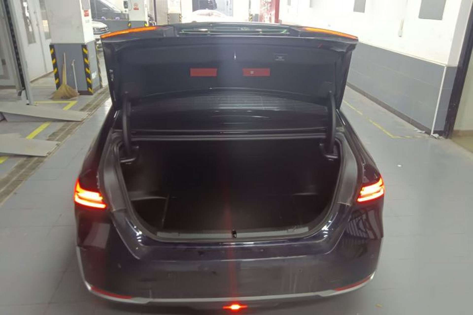Used BMW i5 2024 eDrive 35L Luxury Package Trunk