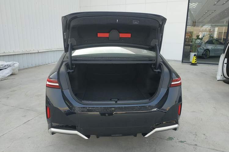 Used BMW i5 2024 eDrive 35L M Sport Package Trunk