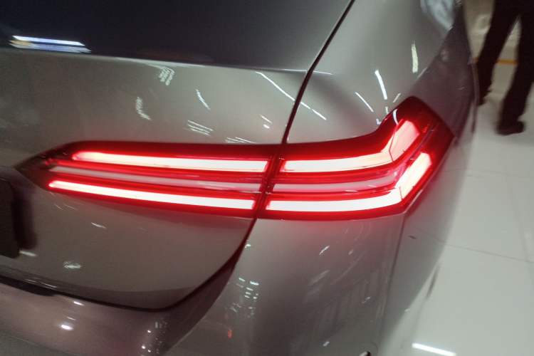 Used BMW i5 2024 eDrive 35L M Sport Package Exterior 6