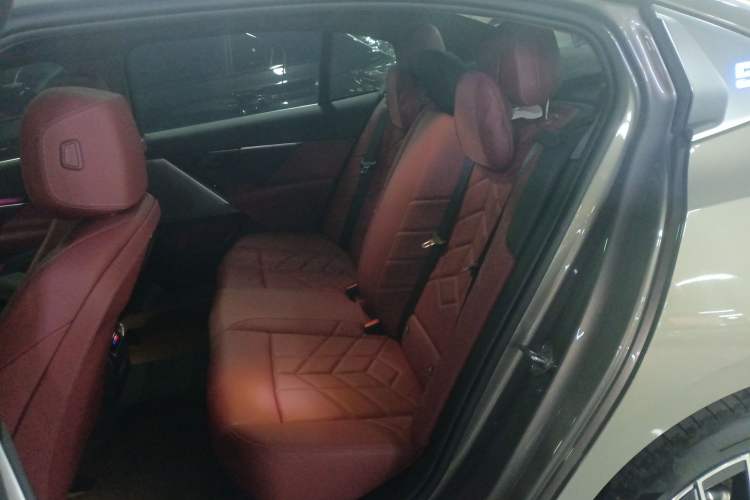 Used BMW i5 2024 eDrive 35L M Sport Package Interior 4