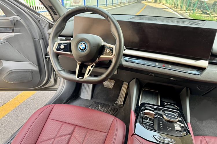 Used BMW i5 2024 eDrive 35L M Sport Package Interior 4