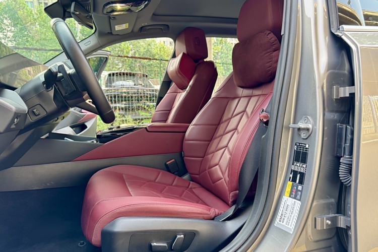 Used BMW i5 2024 eDrive 35L M Sport Package Interior 5