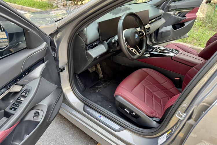 Used BMW i5 2024 eDrive 35L M Sport Package Interior 6