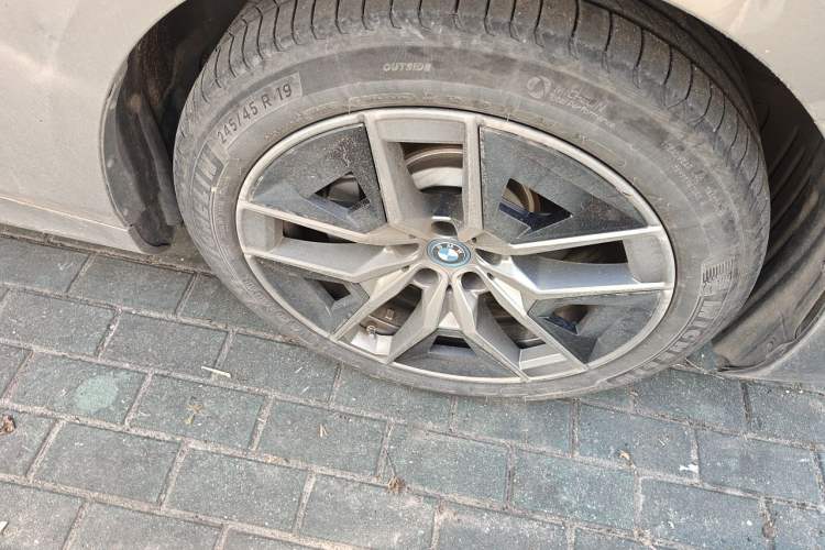 Used BMW i5 2024 eDrive 35L Prestige Luxury Package Right Front Wheel Hub