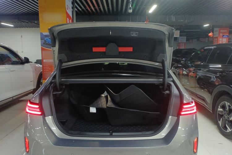 Used BMW i5 2024 eDrive 35L M Sport Package Trunk
