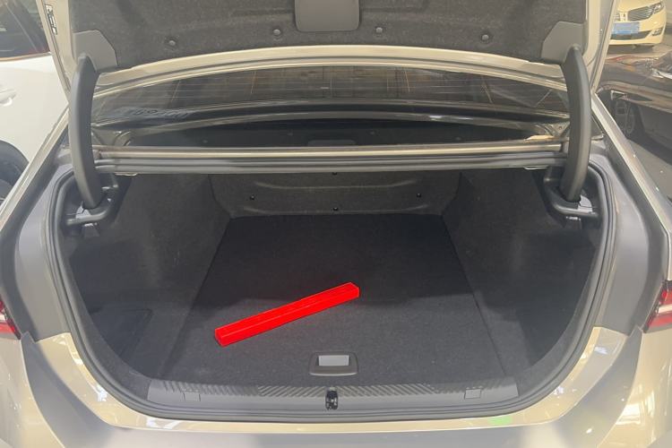 Used BMW i5 2024 eDrive 35L M Sport Package Trunk