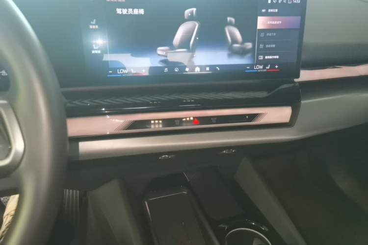 Used BMW i5 2024 eDrive 35L Luxury Model with M Sport Package Audio And AC Panel