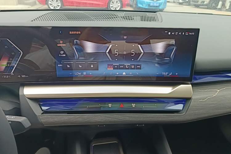 Used BMW i5 2024 eDrive 35L Luxury Model with M Sport Package Audio And AC Panel