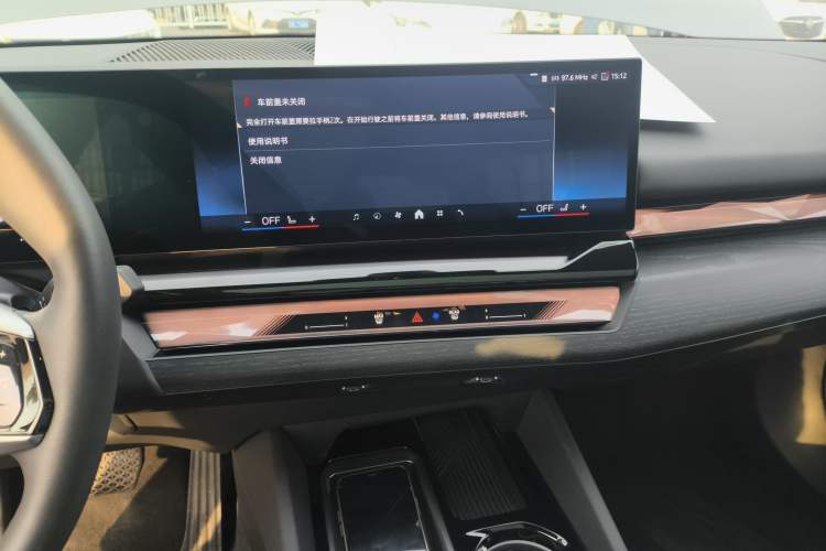 Used BMW i5 2024 eDrive 35L Luxury Package Audio And AC Panel