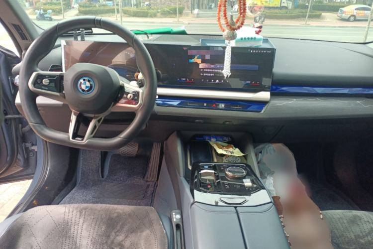 Used BMW i5 2024 eDrive 35L Luxury Model with M Sport Package Center Console