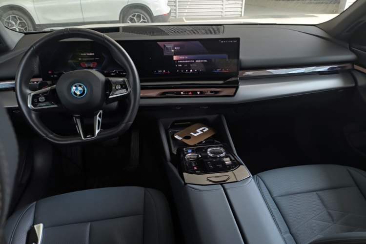 Used BMW i5 2024 eDrive 35L M Sport Package Center Console