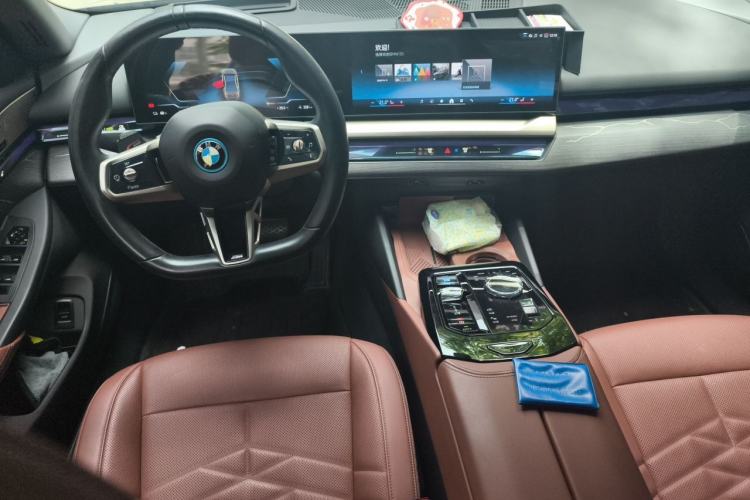 Used BMW i5 2024 eDrive 35L Luxury Model with M Sport Package Center Console
