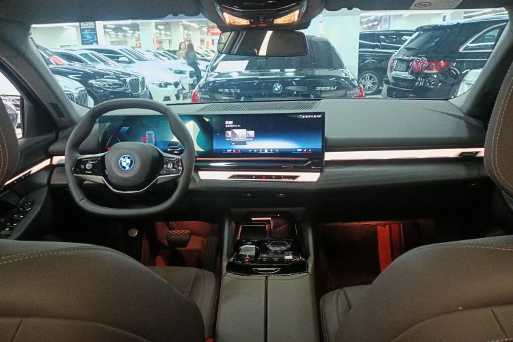 Used BMW i5 2024 eDrive 35L Luxury Package Center Console