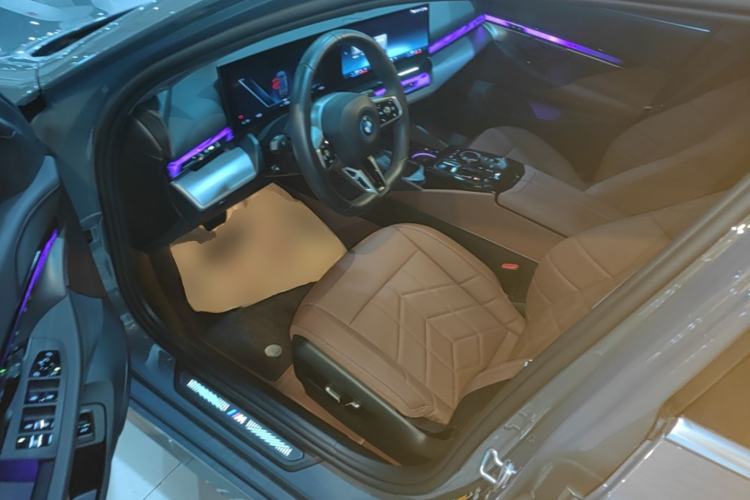 Used BMW i5 2024 eDrive 35L M Sport Package Driver Seat