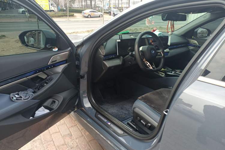 Used BMW i5 2024 eDrive 35L Luxury Model with M Sport Package Driver Seat
