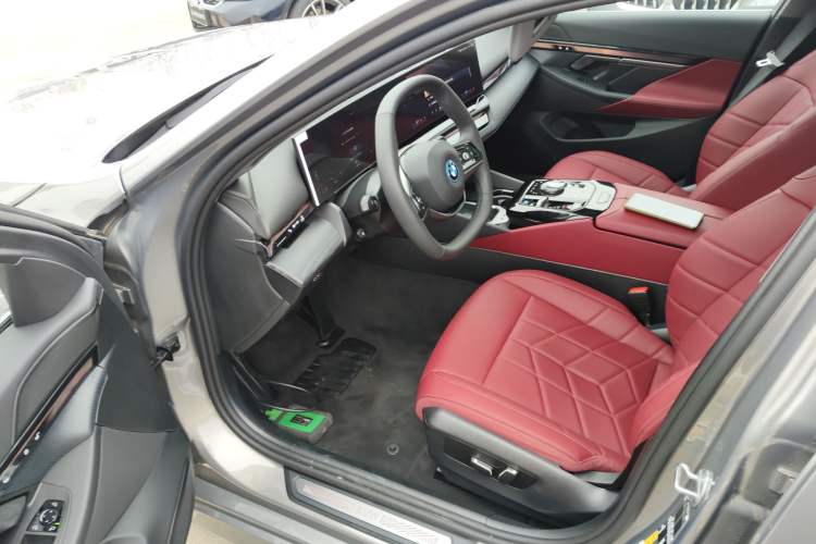 Used BMW i5 2024 eDrive 35L M Sport Package Driver Seat