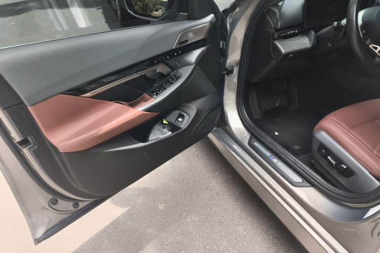 Used BMW i5 2024 eDrive 35L Luxury Model with M Sport Package Driver Seat