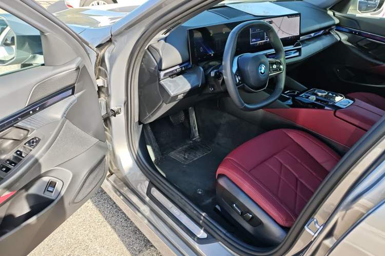 Used BMW i5 2024 eDrive 35L Luxury Package Driver Seat