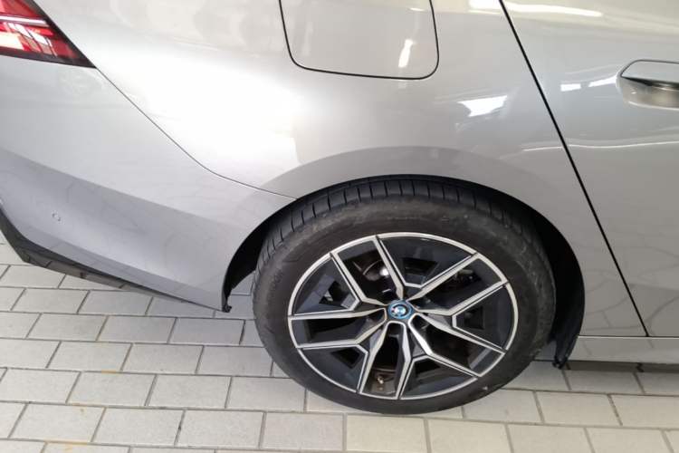 Used BMW i5 2024 eDrive 35L Luxury Model with M Sport Package Exterior 4