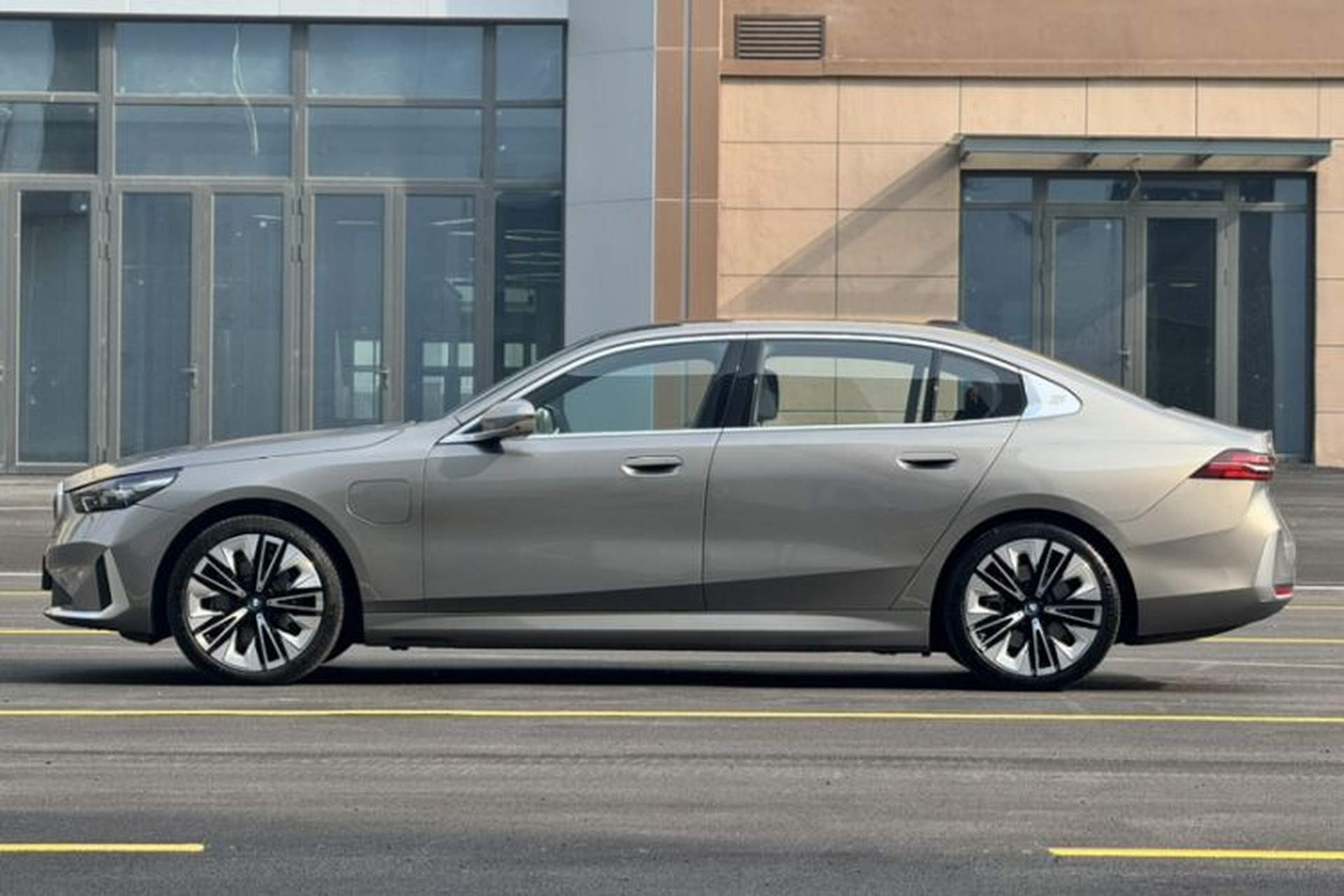 Used BMW i5 2024 eDrive 35L Prestige Luxury Package Exterior 4