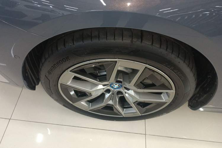 Used BMW i5 2024 eDrive 35L Luxury Package Exterior 4