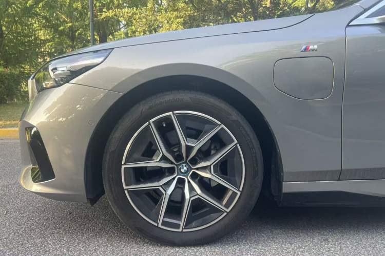 Used BMW i5 2024 eDrive 35L Luxury Model with M Sport Package Exterior 5