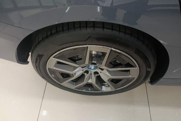 Used BMW i5 2024 eDrive 35L Luxury Package Exterior 5