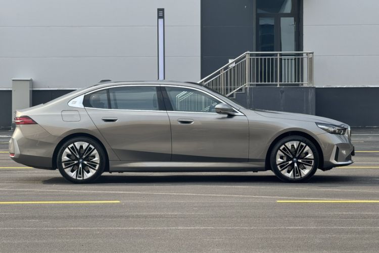 Used BMW i5 2024 eDrive 35L Prestige Luxury Package Exterior 6
